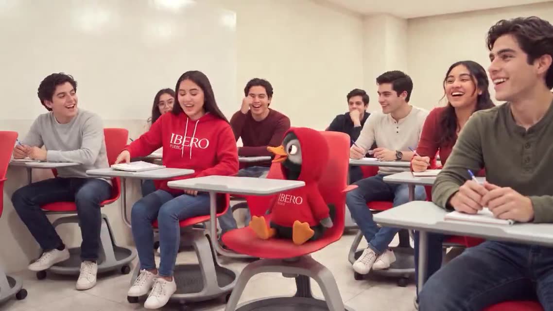 Video de una universidad con su mascota como personaje animado entre estudiantes